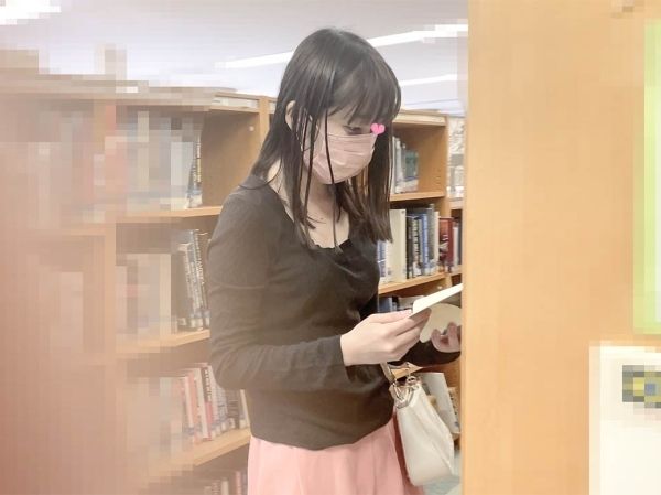 図書館で見つ けたケツ食い込み清楚系美人と怪しすぎる同業者禁断の逆さ撮りVol.36